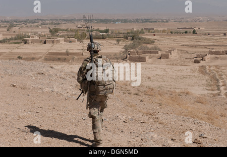 Un U.S. Soldato dell'esercito con truppe C, 6° Stormo, 8° reggimento di cavalleria 'Mustangs," quarta brigata di fanteria combattere la squadra, terza divisione di fanteria, scende una collina durante un pomeriggio a piedi patrol vicino a inoltrare una base operativa gambo, provincia di Logar, Afghanistan, Ott. Foto Stock