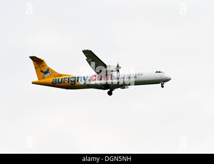 Aurigny Air Services ATR 72 aereo a turboelica G-VZON su Appraoach per lo sbarco a Londra Gatwick Airport West Sussex England Regno Unito Foto Stock