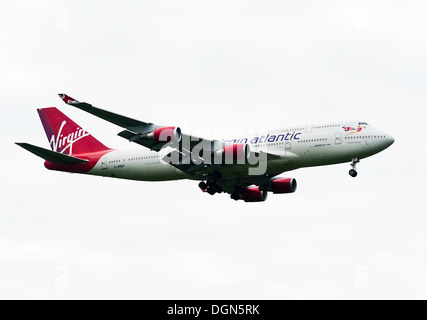 Virgin Atlantic Airways Boeing 747 aereo di linea sulla rotta di avvicinamento per l'atterraggio all'Aeroporto Gatwick di Londra West Sussex Regno Unito Regno Unito Foto Stock