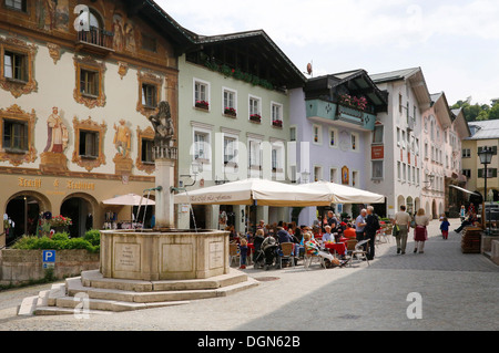 Berchtesgaden, Germania, Market Street Cafe e la fontana della via pedonale Foto Stock