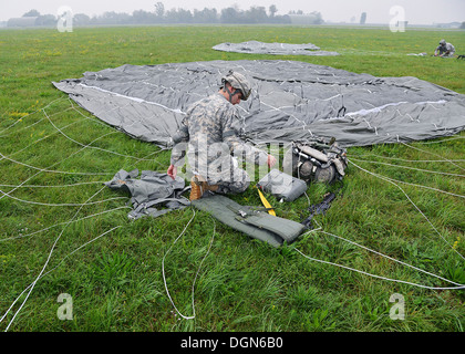 Paracadutisti da 173rd della brigata di fanteria combattere Team (airborne), 1-503rd battaglione, condotta airfield sequestro di formazione presso il Rivolto Airport, situato a Codroipo, provincia di Udine. La formazione specifica prevista dal salto C-130J aereo, cleari Foto Stock