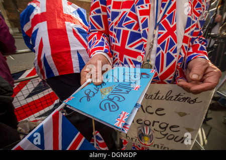 Royal i fan e la stampa attendere fuori dalle porte di St James's Palace come baby Prince George è battezzata. Londra, Regno Unito. Foto Stock