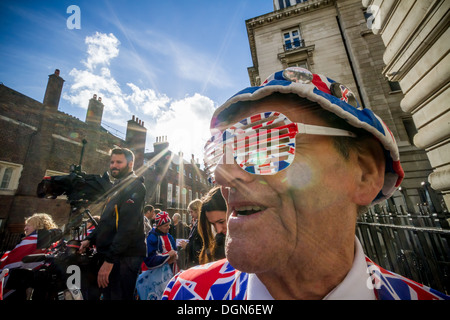 Royal i fan e la stampa attendere fuori dalle porte di St James's Palace come baby Prince George è battezzata. Londra, Regno Unito. Foto Stock