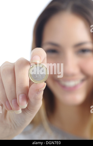 In prossimità di una donna mano che mostra un euro moneta isolato su uno sfondo bianco Foto Stock