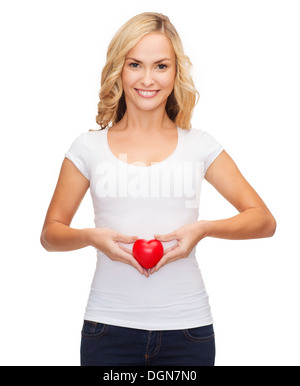 La donna nel vuoto camicia bianca con piccolo cuore rosso Foto Stock