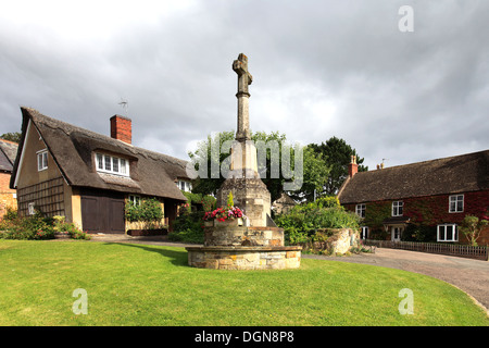 La Buttercross sul villaggio verde, Hallaton, Leicestershire County, England, Regno Unito Foto Stock