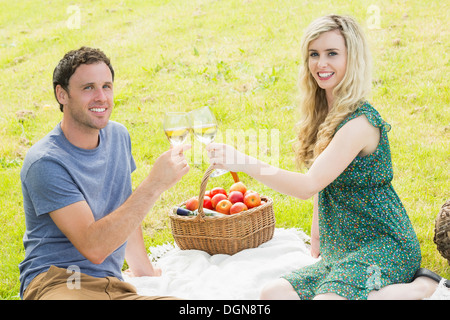 Dolce coppia giovane con picnic Foto Stock