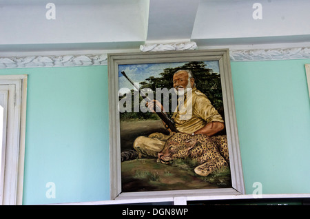 Hemmingway's house, cercando nella scrittura di stanza al piano di sopra, ritratto di Hemmingway con leopard kill sul suo ginocchio Foto Stock