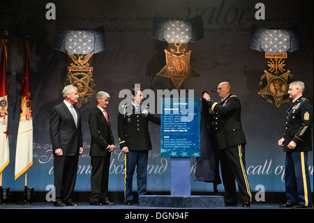 Da sinistra a destra, il Segretario della Difesa Chuck Hagel, segretario dell'esercito John McHugh, ex U.S. Esercito Capt. William D. Swens Foto Stock