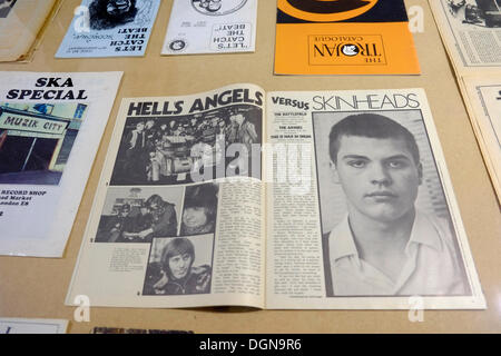 Londra, Regno Unito. 23 Ott, 2013. Vista privata della grafica mostra la focalizzazione su Skinhead Cultureat il College di Londra di comunicazione, Elephant e Castle , Londra Credito: Rachel Megawhat/Alamy Live News Foto Stock