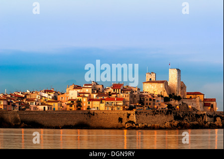 L'Europa, Francia, Alpes-Maritimes, Antibes. Vecchie mura della città al tramonto. Foto Stock