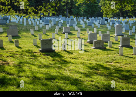 Cimitero nazionale di Arlington ad Arlington, Virginia, attraversato il fiume Potomac da Washington, D.C. (USA) Foto Stock