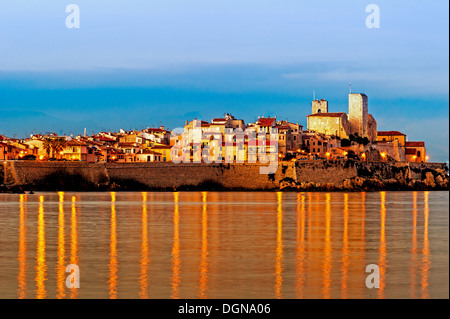 L'Europa, Francia, Alpes-Maritimes, Antibes. Mura della città vecchia al tramonto. Foto Stock