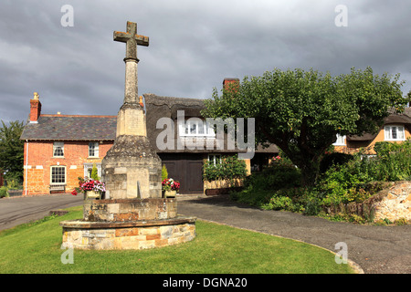 La Buttercross sul villaggio verde, Hallaton, Leicestershire County, England, Regno Unito Foto Stock