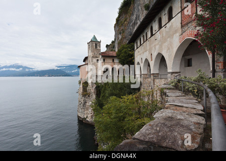 L'Eremo di Santa Caterina del Sasso, built in un dirupo sul Lago Maggiore, l'Italia, con la chiesa e il convento. Foto Stock