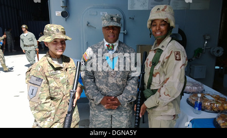 (Da sinistra a destra) Personale Sgt. Linette Halsey, Master Sgt. Isacco il giorno e il personale Sgt. Maruquel Barnes posano per una foto prima di Foto Stock