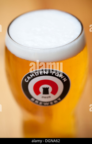 La pinta di birra dal Camden Town birreria Foto Stock