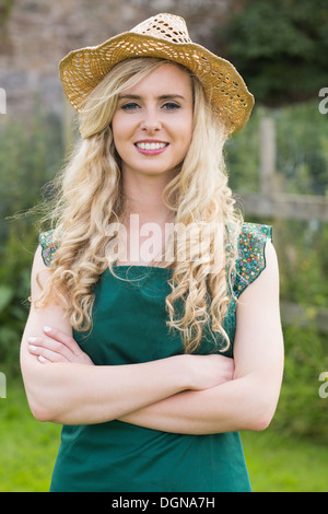 Bella donna che indossa un cappello di paglia Foto Stock