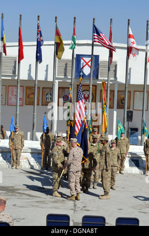 Il Comandante, la forza internazionale di assistenza alla sicurezza gen. Joseph F. Dunford Jr. passa la bandiera di Stati Uniti Esercito Brig. Gen. Mark S. pollice durante il trasferimento di autorità cerimonia ott. 17 a Camp Phoenix, Afghanistan, a significare la assunzione di comando. Team m Foto Stock