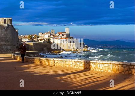 L'Europa, Francia, Alpes-Maritimes, Antibes. Ritiratosi a piedi nella città vecchia. Foto Stock