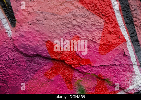 Primo piano di un graffiti su un incrinato parete in calcestruzzo Foto Stock