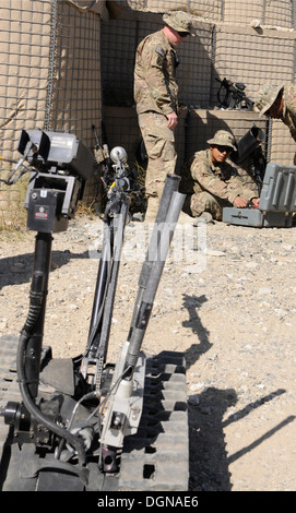 Soldati da, 2° Battaglione, 4° Reggimento di Fanteria, imparare le nozioni di base dietro il funzionamento di un robot Talon, un dispositivo progettato per sconfiggere ordigni esplosivi artigianali, durante la contro-IED formazione a inoltrare una base operativa Tagab, Ottobre 15, 2013. Il secondo battaglione ho Foto Stock