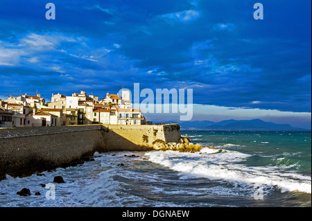 L'Europa, Francia, Alpes-Maritimes, Antibes, alle mura della vecchia città sotto un cielo tempestoso. Foto Stock