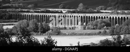 Vista estiva del Harringworth viadotto ferroviario, fiume Welland valley, Harringworth village, Northamptonshire, Inghilterra; Gran Bretagna; Foto Stock