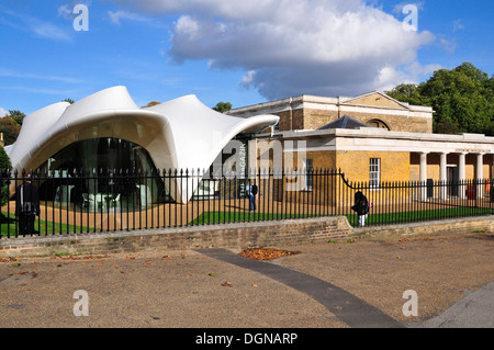 Una vista generale della serpentina Sackler gallery in Kensington Gardens, London, Regno Unito Foto Stock