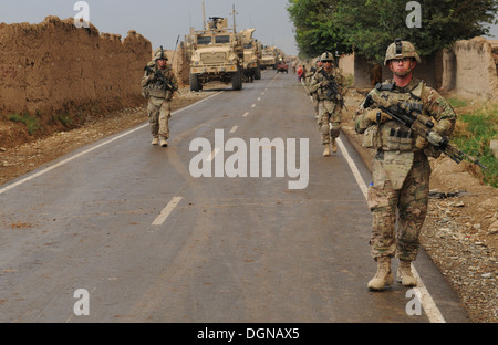 Provincia PARWAN, Afghanistan - i soldati con la terza "drago rosso" Battaglione, ottantaduesima campo reggimento di artiglieria, 2° "Black Jack" Brigata Team di combattimento, 1° Divisione di cavalleria, Fort Hood in Texas, condurre una pattuglia di presenza in Qal'eh-ye Nasro, Afghanistan, 13 ottobre, 2013. Foto Stock