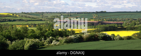 Vista estiva del Harringworth viadotto ferroviario, fiume Welland valley, Harringworth village, Northamptonshire, Inghilterra; Gran Bretagna Foto Stock