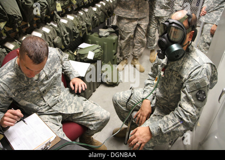 Il cap. Michael Lynch, Esercito AMEDD gestione professionale del comando, controlli letture per assistere nella maschera di montaggio Chief Warrant Officer 2 Giosuè Colon, un elemento di distacco 7, terzo comando medici (supporto per la distribuzione) e un Comando operativo post (avanti), Ott Foto Stock