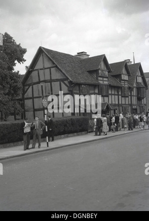Anni Cinquanta foto storiche di un gruppo in visita a una vecchia casa in Stratford upon Avon, luogo di nascita di William Shakespeare. Foto Stock