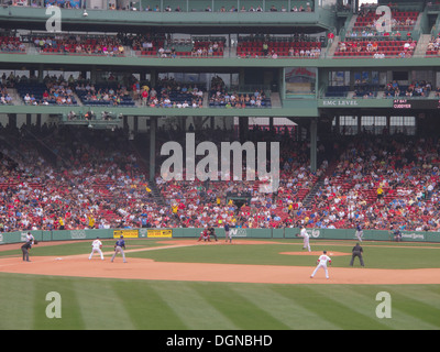 Game day al Fenway Park, casa dei Boston Red Sox baseball team a partire dal 2012. Il Boston Red Sox ha vinto il 2013 World Series.Game Foto Stock