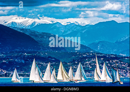 L'Europa, Francia, Alpes-Maritimes, Antibes. Les Voiles d'Antibes. Vecchia regata a vela raccolta, yachting trophy Paneira. Foto Stock