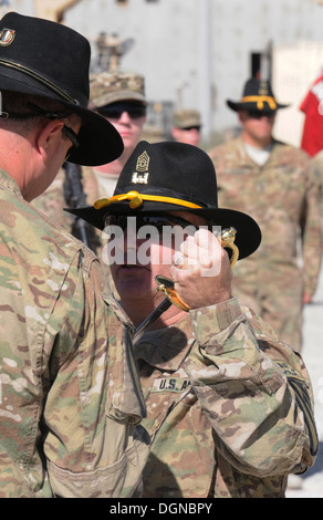 Provincia PARWAN, Afghanistan - STATI UNITI Comando Esercito Sgt. Il Mag. Philip Chepenik, quindi il comando sergente maggiore della seconda "Spartan" Brigata Foto Stock