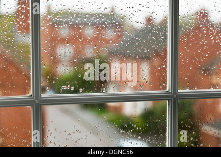 Visualizza la finestra esterna in un giorno di pioggia Foto Stock