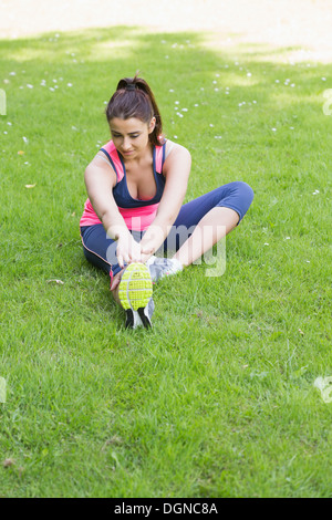 Bella bruna donna stretching Foto Stock