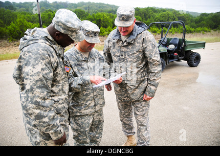 (Da sinistra a destra) Sgt. 1. Classe Scoefield McMillan, con xiii supporto comando (Expeditionary) supportano operazioni' Integr Foto Stock