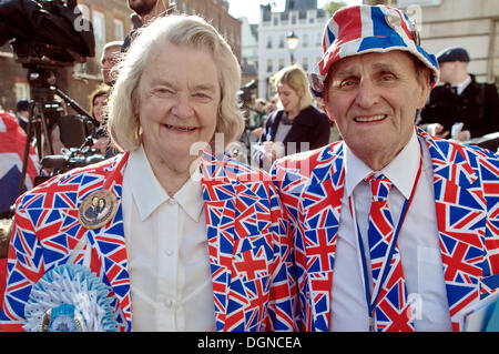 Londra, Regno Unito. 23 Ott, 2013. Royal i fan e la stampa di attendere nella folla fuori dalle porte di St James's Palace come baby Prince George è battezzata. Credito: Vedere Li/Alamy Live News Foto Stock