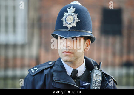 Londra, Regno Unito. 23 Ott, 2013. Royal i fan e la stampa di attendere nella folla fuori dalle porte di St James's Palace come baby Prince George è battezzata. Credito: Vedere Li/Alamy Live News Foto Stock