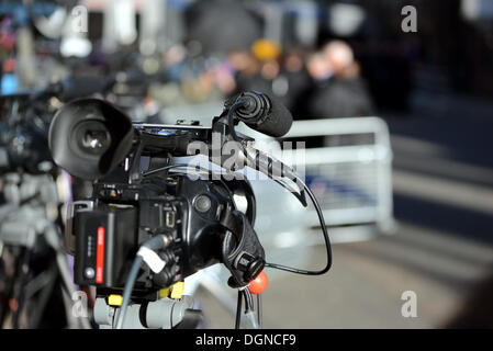 Londra, Regno Unito. 23 Ott, 2013. Royal i fan e la stampa di attendere nella folla fuori dalle porte di St James's Palace come baby Prince George è battezzata. Credito: Vedere Li/Alamy Live News Foto Stock