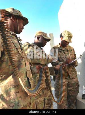 Spc. Henryon Russell, nativo di Wrightsville, Ga., Staff Sgt. Ricky Sheppard, nativo di Bainbridge, Ga., e lo Staff Sgt. Yolandia Quinn, nativo della città di legname, Ga., catalogo di munizioni, esplosivi e trascorso munizioni scoprono durante la miniera resistente Foto Stock