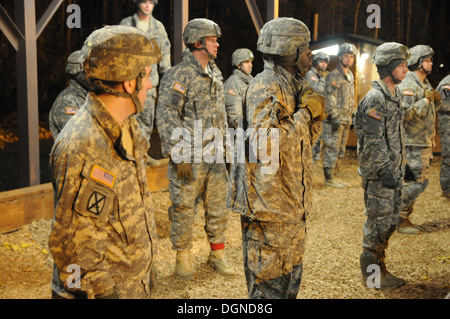 Spartan paracadutisti con la quarta brigata di fanteria combattere Team (airborne), XXV divisione di fanteria, condotta pre-jump in formazione Foto Stock