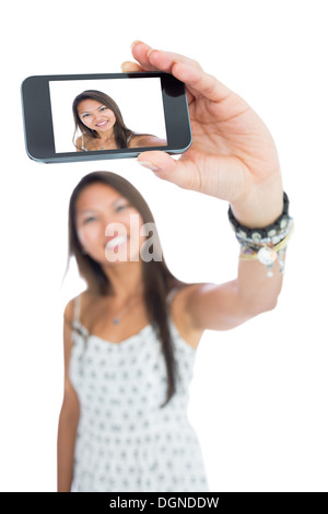 Sorridente donna asiatica prendendo un selfie Foto Stock