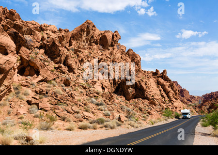 Camper van sul mouse serbatoio della strada, la Valle del Fuoco del parco statale, a nord di Las Vegas, Nevada, STATI UNITI D'AMERICA Foto Stock