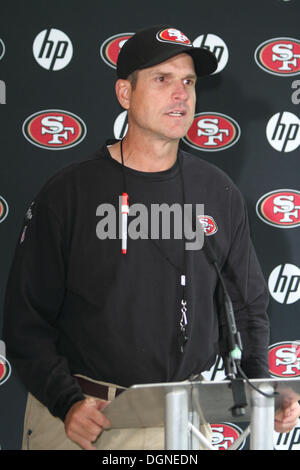 Londra, Regno Unito. 23 Ott, 2013. Head Coach Jim Harbaugh del San Francisco 49ers - qui per domenica la NFL International Series Game 8 vs Jacksonville Jaguars allo Stadio di Wembley - tenere una conferenza stampa presso il The Grove Hotel, Watford, Hertfordshire, Inghilterra - 23 ottobre 2013 Foto di Keith Mayhew/Alamy Live News Foto Stock