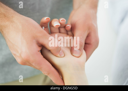 Chiusura del fisioterapista massaggio mano di pazienti Foto Stock