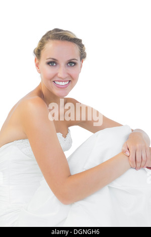Carino giovane sposa seduta sul pavimento Foto Stock