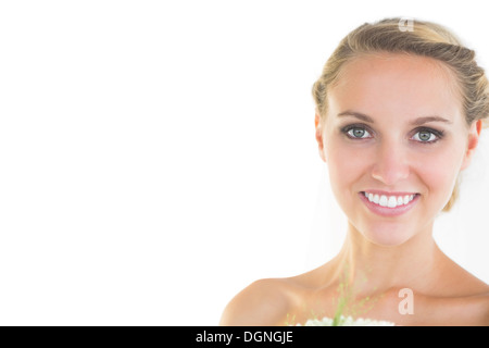 Giovane e bella sposa sorridente in telecamera Foto Stock